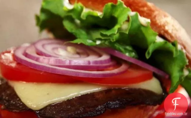 Hambúrgueres de cogumelos Portobello grelhados com molho de mostarda e aneto