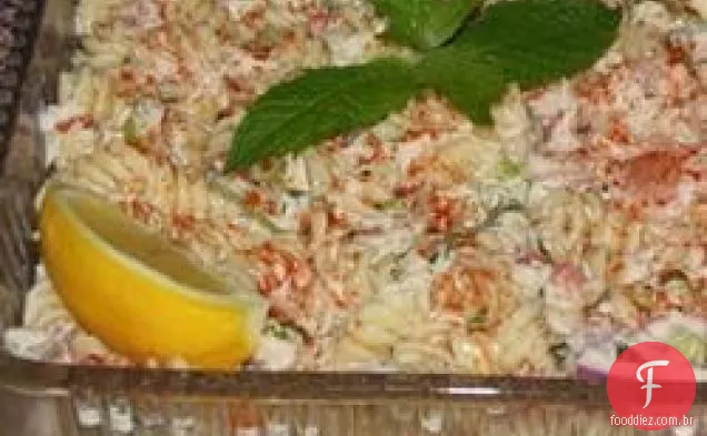 Salada de macarrão com camarão e caranguejo