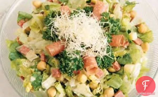 Salada picada com molho de parmesão