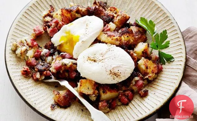 Haxixe de carne enlatada com ovos escalfados