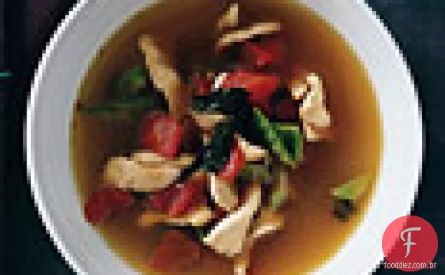 Sopa de galinha em estilo tailandês com manjericão