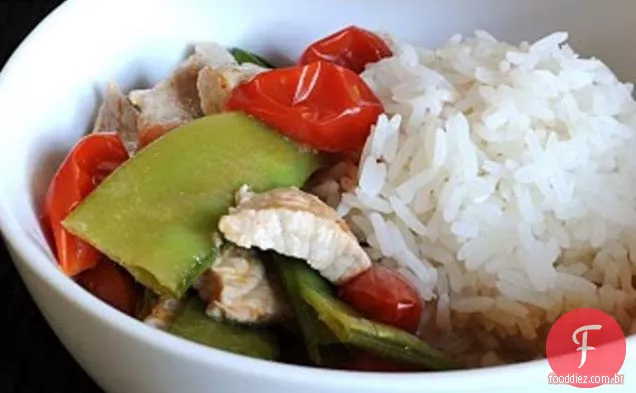 Carne De Porco Com Curry Vermelho Com Tomates E Ervilhas