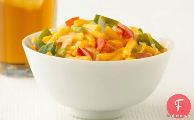 Mac de queijo com ervilhas e tomates