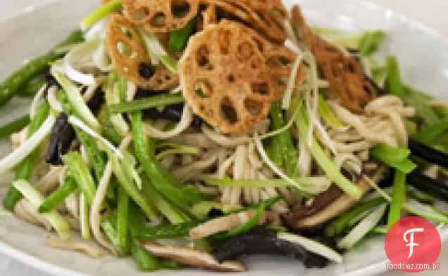 Wok-macarrão frito de longa duração com vegetais de Ano Novo