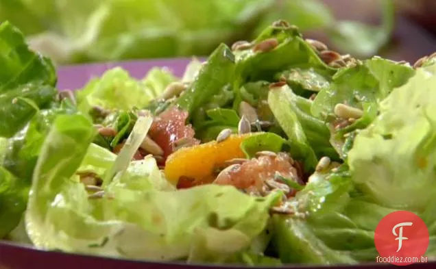 Salada de citrinos com sementes torradas e pinhões