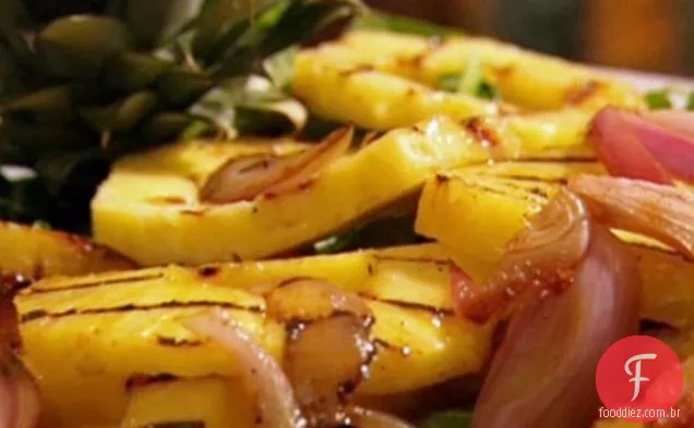 Salada de ananás e cebola grelhada