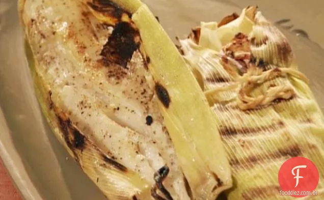 Pargo assado ao fogo envolto em cascas de Milho Verde com molho de Jalapeno carbonizado e pesto de Jalapeno carbonizado