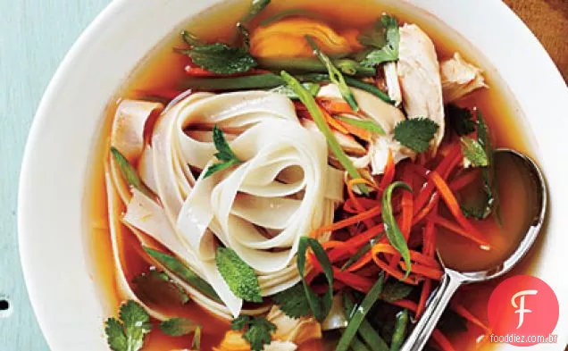 Sopa asiática picante de frango e macarrão