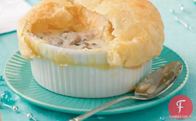 Sopa cremosa de alho e cogumelos com tampas de pastelaria