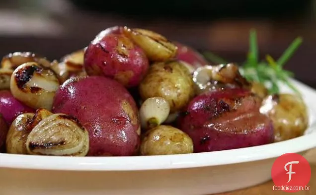 Batatas novas com manteiga de cebola grelhada