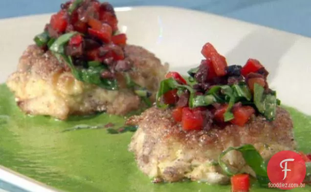 Bolos de caranguejo de milho azul com sabor a pimenta vermelha e Azeitona Preta e vinagrete de manjericão