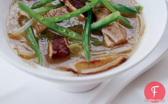 Sopa de macarrão quente e azedo com carne de porco