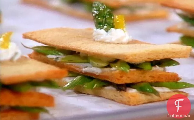 Napoleões com queijo de cabra com ervas e espargos