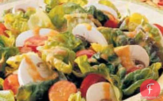 Salada com molho de tomate e pimenta verde