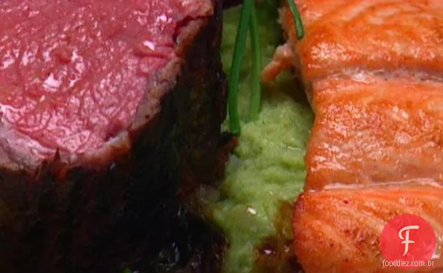 Salmão grelhado servido com puré de Wasabi