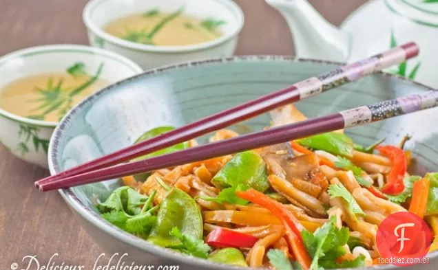 Mexa Os Legumes Fritos Com Macarrão Udon