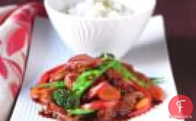 Doce gengibre soja carne de porco e vegetais refogados