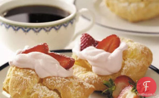 Sobremesa Folhada Com Creme De Morango