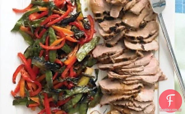 Carne de porco grelhada vitrificada com soja com arroz e legumes Asiáticos