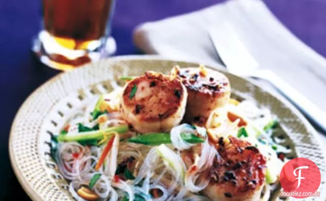 Vieiras com Salada asiática de macarrão