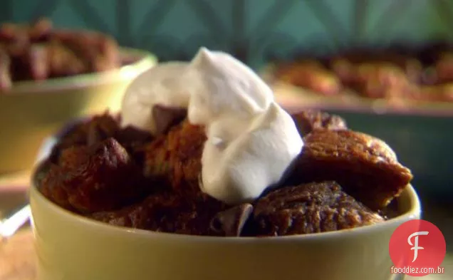 Pudim de Pão de Chocolate Duplo com chantilly Bourbon