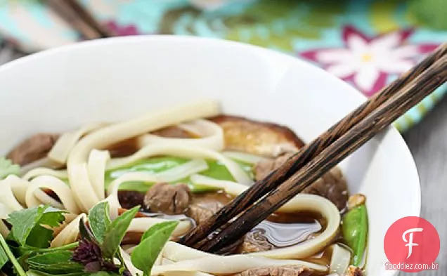 Sopa de macarrão de arroz vietnamita com carne