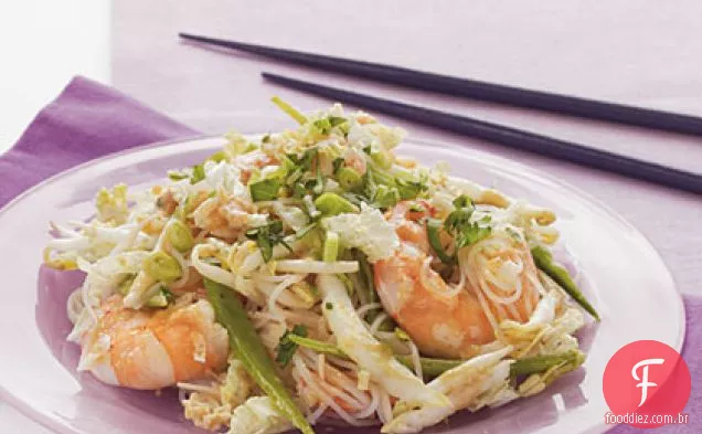 Salada de camarão e macarrão com molho de vinagrete Asiático