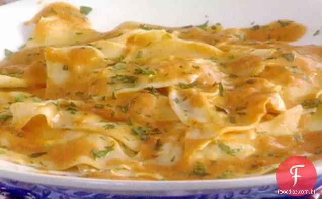 Ravioli de caranguejo em molho cremoso de tomate
