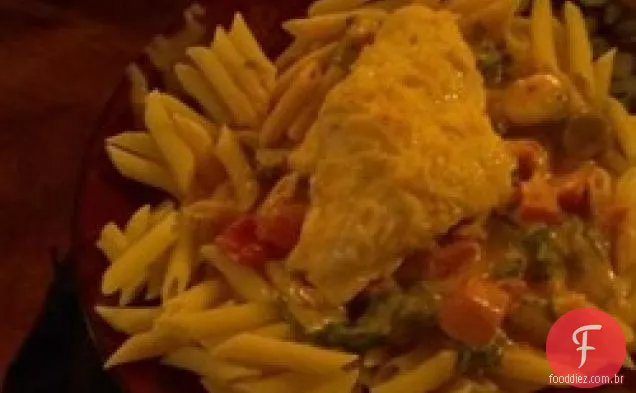 Penne Rosa com frango com crosta de parmesão