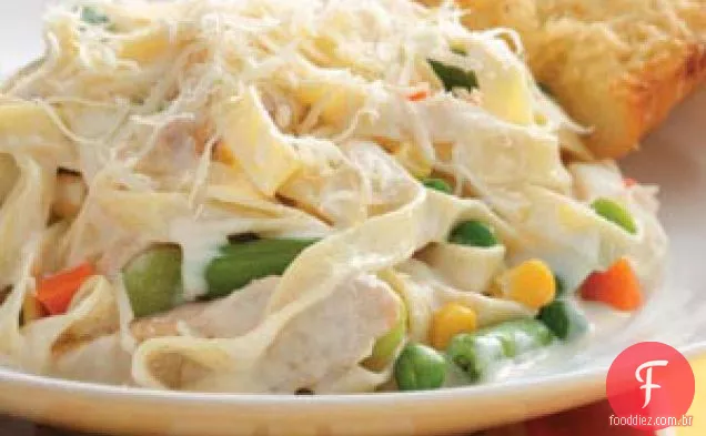 Frango Fettuccine Alfredo com vegetais