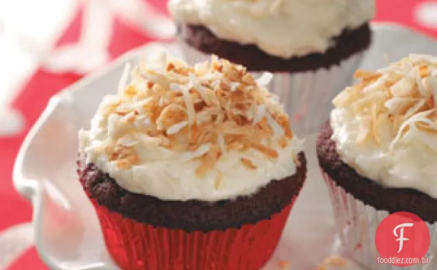 Cupcakes de veludo vermelho com cobertura de coco