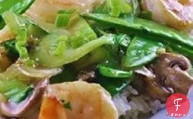 Camarão frito com ervilhas e gengibre