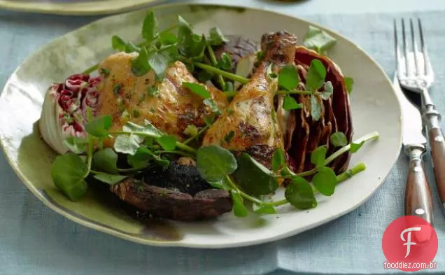 Frango grelhado com alho, Portobello e salada Radicchio