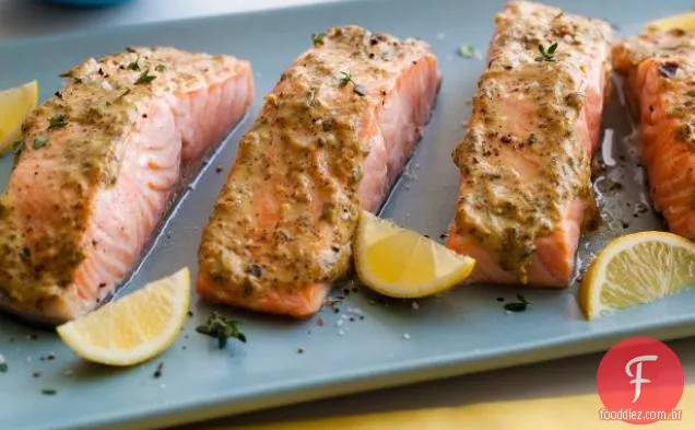 Salmão grelhado com cobertura de mostarda e ervas
