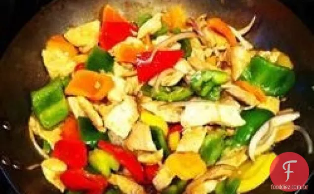 Frango e refogado vegetal chinês