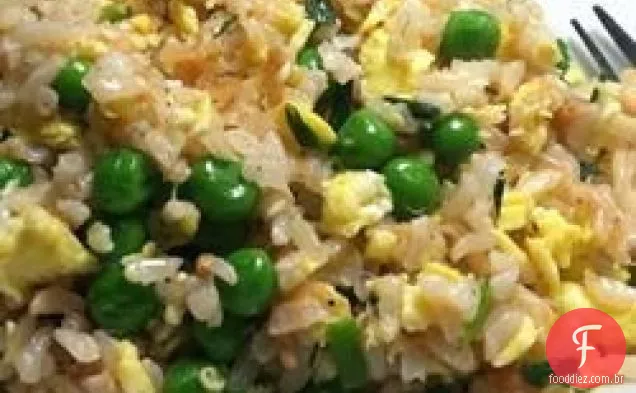 Arroz frito com salmão fumado da mãe