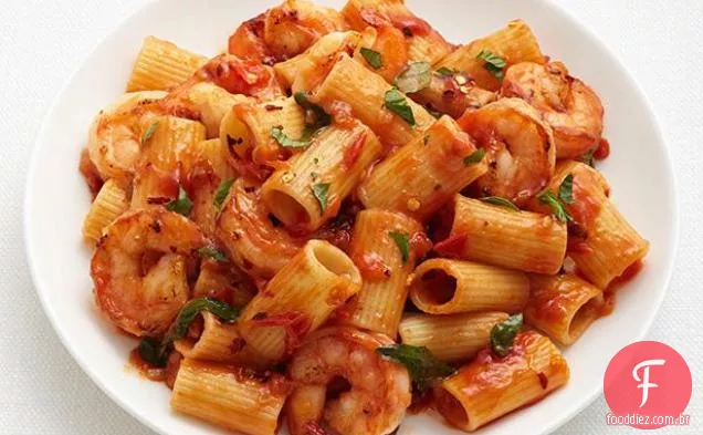 Rigatoni com camarão picante