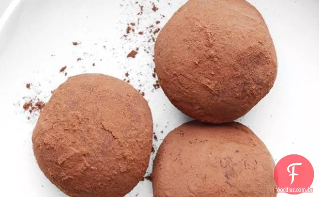 Trufas De Chocolate Com Manteiga De Framboesa E Amendoim E Cacau Em Pó