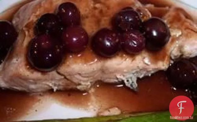 Bifes de salmão grelhado com molho salgado de mirtilo