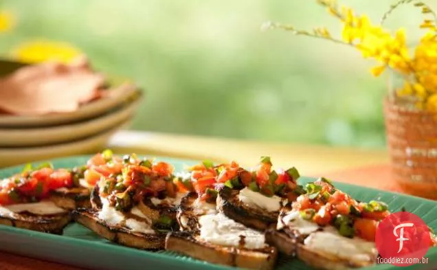 Crostini com Mascarpone, Cebolinha grelhada, tomate e Glacê balsâmico