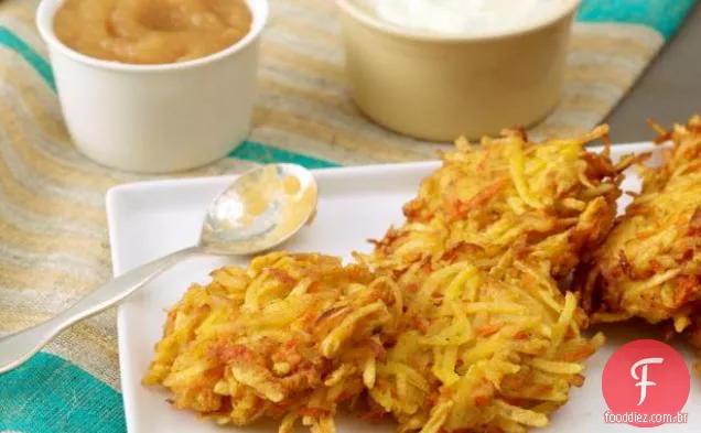 Latkes rápidos de batata e cenoura