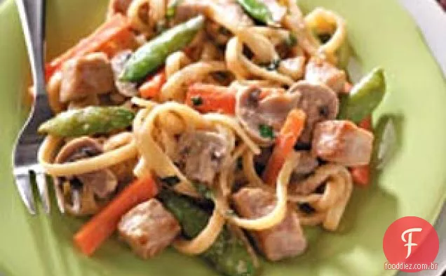 Carne de porco e Fettuccine Alfredo