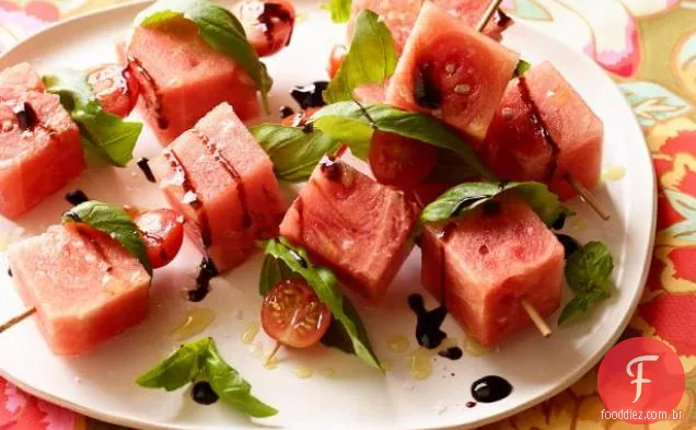 Espetos de tomate, melancia e manjericão