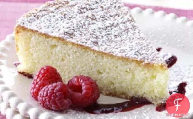 Bolo de amêndoa com molho de framboesa