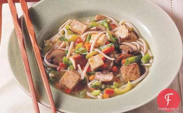 Caldo De Legumes De Gengibre Com Tofu E Macarrão
