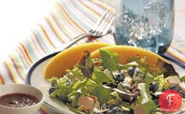 Salada de peru com vinagrete de mirtilo