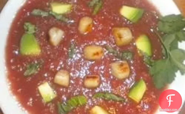 Sopa de tomate refrigerada com vieiras grelhadas, abacate e manjericão rasgado