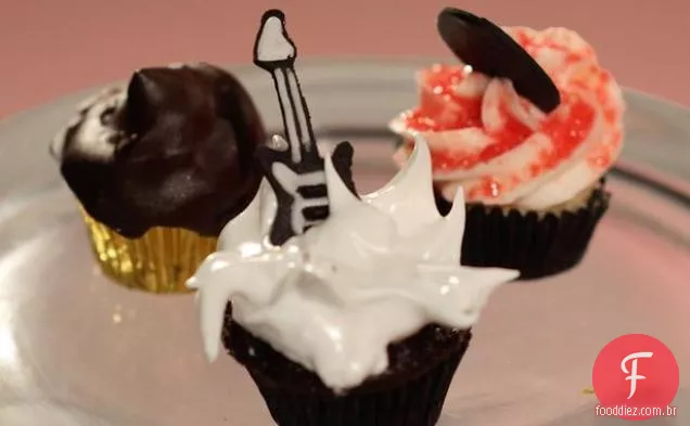 Chocolate Fudge Cupcakes recheados com Chocolate Fudge Cookie Bar e Marshmallow Merengue glacê