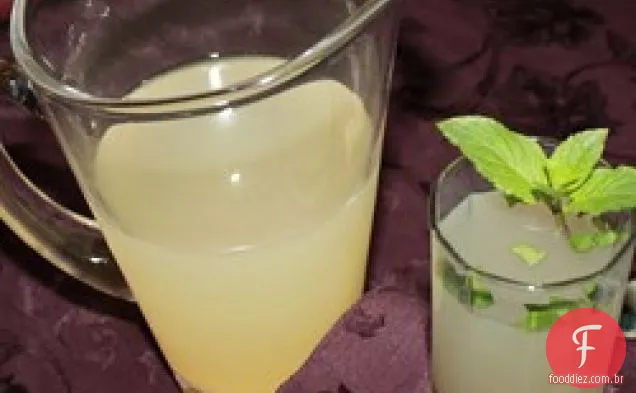 Limonada Meyer com hortelã