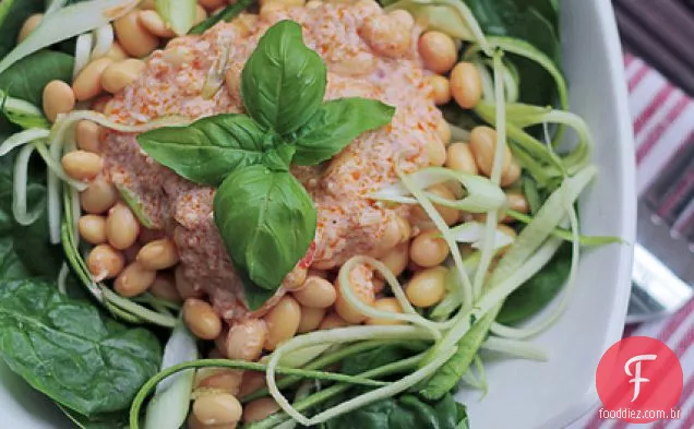 Feijões De Soja, Courgettes E Molho Tailandês